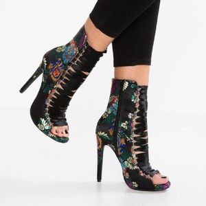 Women's Black Fuego Brocade Floral Shooties